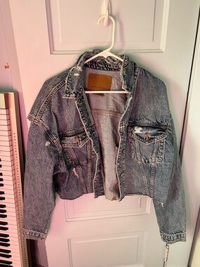 American Eagle Distressed Cropped Denim Jacket - Light Wash Blue